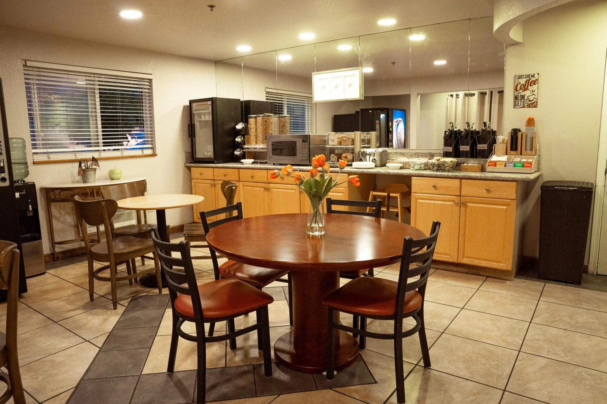 Americas Best Value Inn Lynnwood Buitenkant foto